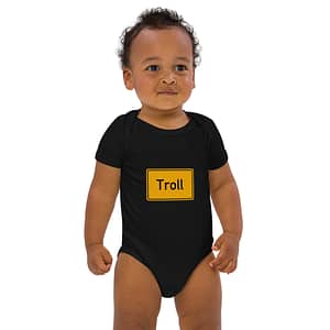 Ein Baby trägt einen Troll Babystrampler aus Bio-Baumwolle-Body.