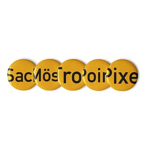 Ein Troll-Button-Set mit dem Wort „Sacmotropix“ darauf.