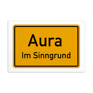 Ein gelbes Schild mit der Aufschrift „Aura im Sinngrund-Postkarte“.