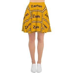 Eine Frau trägt einen gelben Skater-Rock mit dem Wort „Zatin“ darauf.