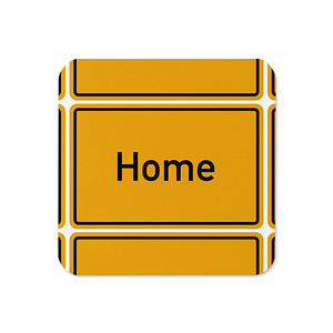 Ein gelber quadratischer Korkuntersetzer mit der Aufschrift „Home“ darauf.