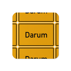 Ein quadratischer Korkuntersetzer mit der Aufschrift „darum“.