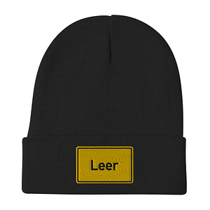 Eine schwarze bestickte Mütze mit dem Wort „Leer“ darauf.
