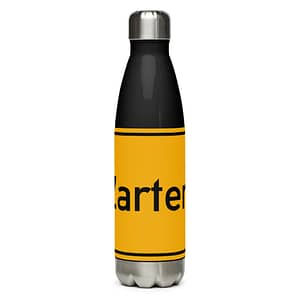 Beschreibung: Eine Edelstahl Trinkflasche mit dem Wort Carter darauf.