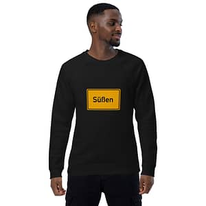 Ein Mann trägt ein schwarzes Unisex-Bio-Raglan-Pullover-Sweatshirt mit der Aufschrift „Sidden“.