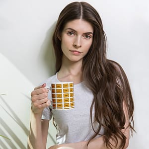 Eine junge Frau hält eine weiße, glänzende Tasse.