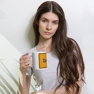 Eine junge Frau, die eine weiße, glänzende Tasse hält.