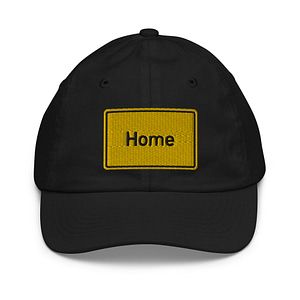 Eine Baseball-Cap für Jugendliche mit dem Wort „Home“ darauf.