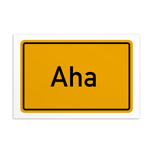 Ein gelbes Schild mit der Aha-Postkarte.