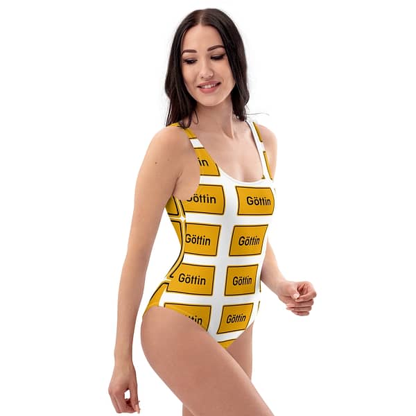 Eine Frau trägt einen gelb-weißen einteiligen Badeanzug „Göttin Einteiliger Badeanzug“.