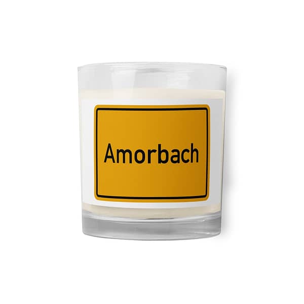 Eine Kerze mit der Aufschrift „Amorbach Sojawachs-Kerze im Glas.