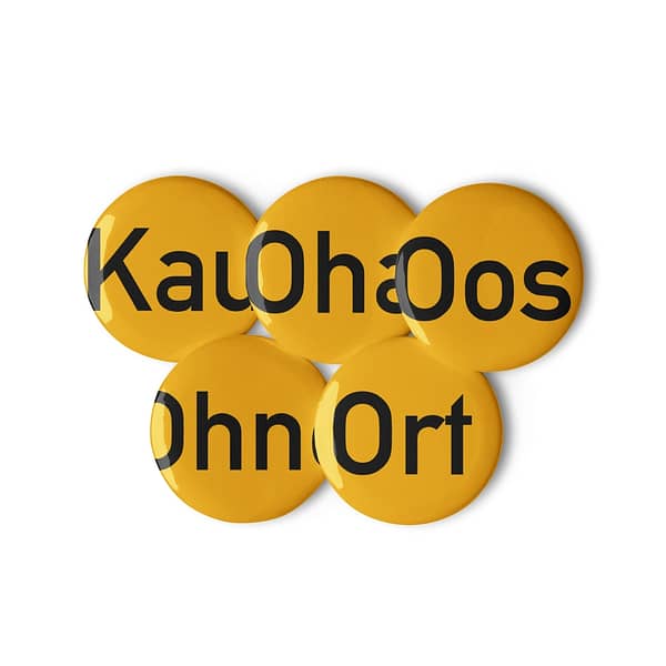 Vier gelbe Kau Ohne Ort Oha Oos Knöpfe zu einem Knopf-Set zusammengefügt.