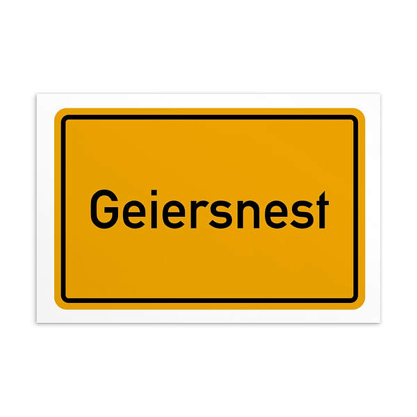 Ein Schild mit dem Wort „Geiersnest-Postkarte“ in gelb-weißer Farbgebung.