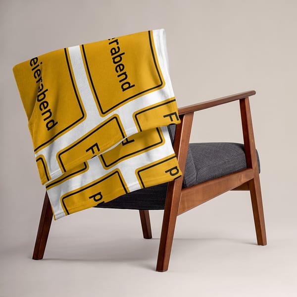 Ein Stuhl, geschmückt mit einer gemütlichen Feierabend-Tagesdecke.