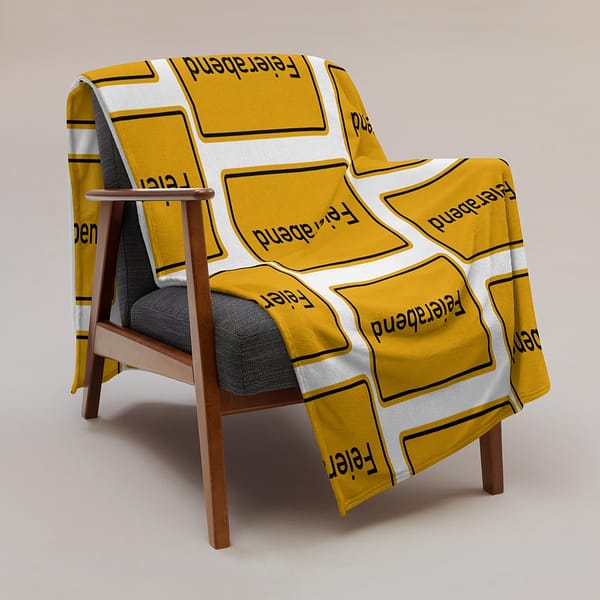 Ein Stuhl geschmückt mit einer gemütlichen Feierabend-Tagesdecke.