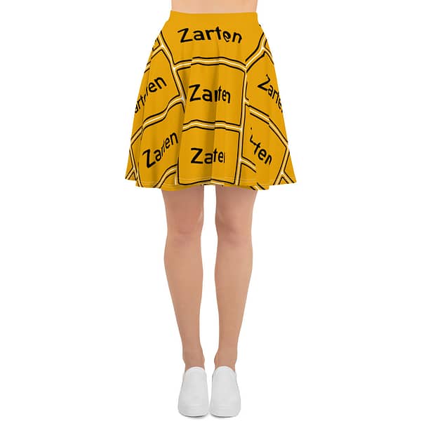 Eine Frau trägt einen gelben Skater-Rock mit dem Wort „Zatin“ darauf.