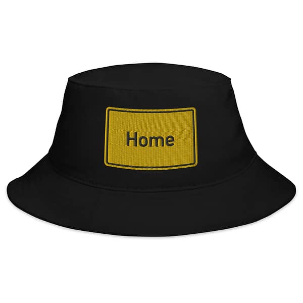Ein schwarzer Fischerhut mit der Aufschrift „Home“ darauf.