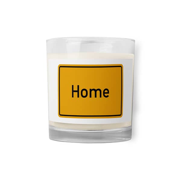 Eine Sojawachs-Kerze im Glas mit der Aufschrift „Heimat“.