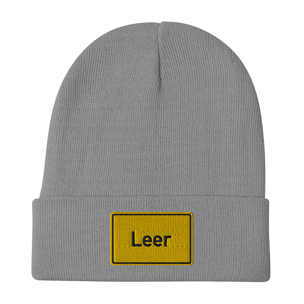 Eine bestickte Mütze mit dem Wort „Leer“ darauf.