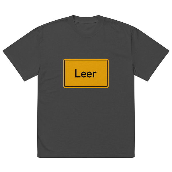 Ein übergroßes T-Shirt mit verwaschenem Look und dem Wort „Leer“ darauf.