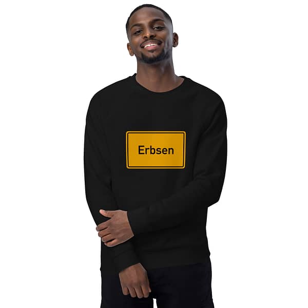 Der Mann trug einen Unisex-Bio-Raglan-Pullover mit der Aufschrift „esen“.