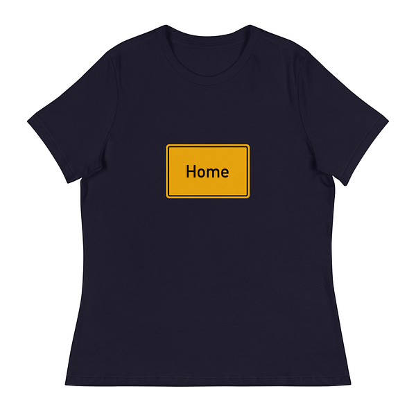 Ein Lockeres Damen-T-Shirt mit der Aufschrift „Home“ darauf.