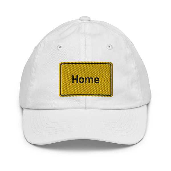 Eine weiße Baseball-Cap für Jugendliche mit der Aufschrift „Home“ darauf.